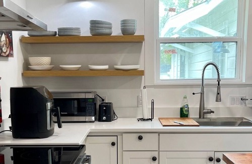Taylor Cottage | Clean Modern Farmhouse in Taylor, just 5 minutes to the New Samsung Campus.