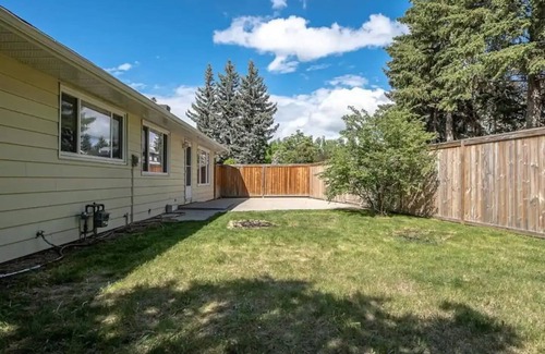 Northwest Calgary House | Clean-Safe-Bungalow Near University and Hospital.