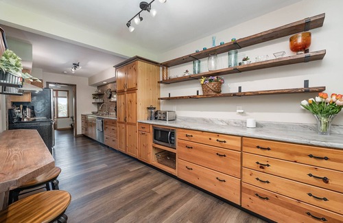 Oxford House | Clean & Spacious Cottage – Close to Campus!