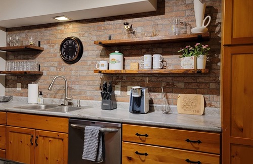 Oxford House | Clean & Spacious Cottage – Close to Campus!