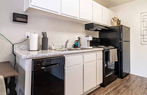 Colton Apartment | Clean Studio♛King Bd.♛Fast Internet♛Close to Fwy