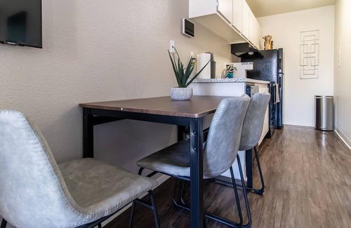 Colton Apartment | Clean Studio♛King Bd.♛Fast Internet♛Close to Fwy