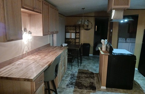 East Liverpool House | Clean, updated 3-bedroom mobile home in peaceful, Glenmoor Ohio with AC, WiFi