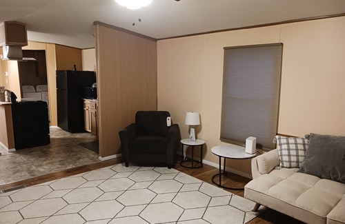 East Liverpool House | Clean, updated 3-bedroom mobile home in peaceful, Glenmoor Ohio with AC, WiFi