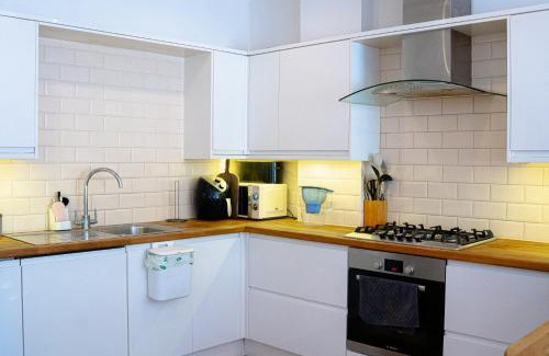 London Borough of Bromley Apartment | Cleave House - Stylish & Chic 3 Bed House mins from Central London