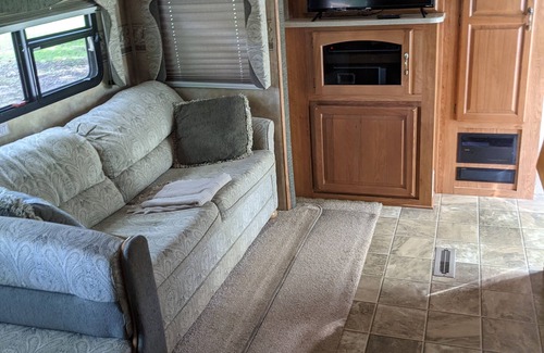 Seneca RV Rental | Clemson Hills RV club Camper RentalnBeautiful views 4 miles from Clemson/Seneca