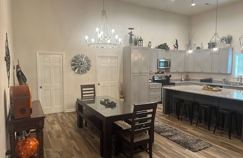 Seneca Apartment | Clemson, super close to stadium. 1300 sqft -1 bdrm, 1 bth apartment.