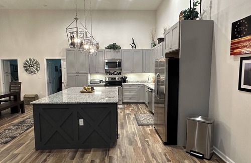 Seneca Apartment | Clemson, super close to stadium. 1300 sqft -1 bdrm, 1 bth apartment.