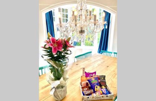 Westbourne Villa | Cleveland House - Perfect for Beaches and Town.