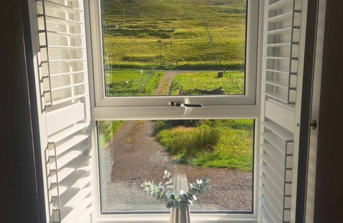Ardroil House | CLIFF COTTAGE, 3 bedroom hebridean accommodation by Uig's Cliff Beach!