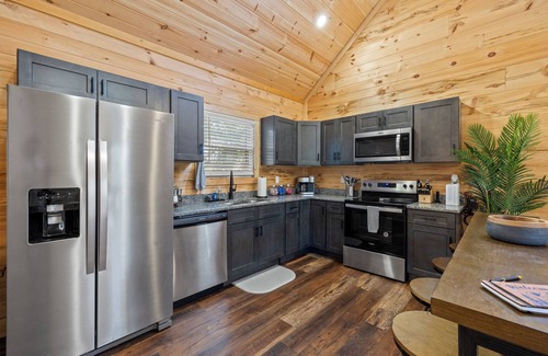 Rogers Cabin | Cliff Haven at Red River Gorge 2-bedroom cabin with WiFi, AC, Hot Tub, Pool