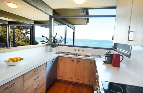 Flinders House | Cliff top, iconic modernist 60 s home with absolute beachfront