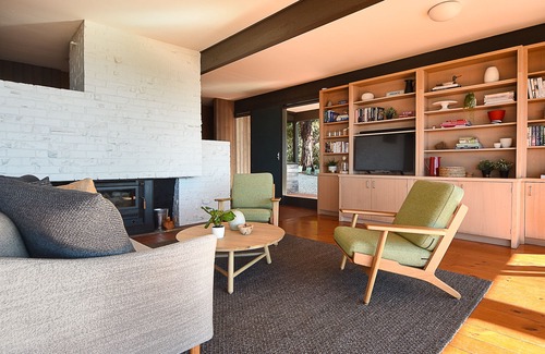 Flinders House | Cliff top, iconic modernist 60 s home with absolute beachfront