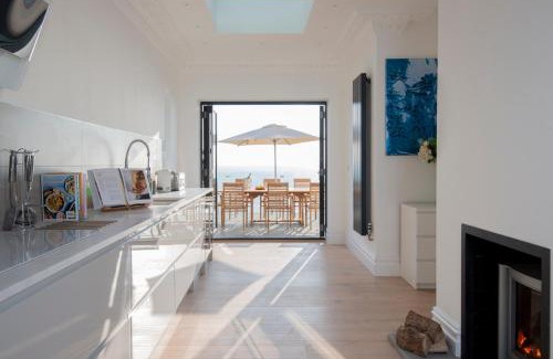 St Leonards-On-Sea House | Cliffhanger House - Sleeps 12-14 Sea Views