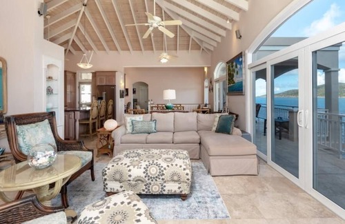Estate Peterborg House | Cliffside elegance