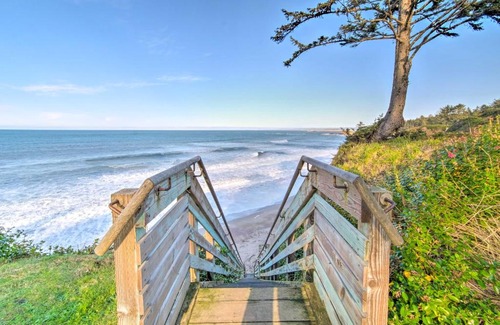 Coos Bay House | Cliffside Lighthouse Beach Home with Ocean View
