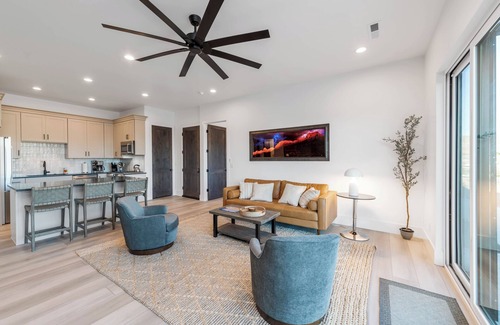 Toquerville House | Cliffside Modern Villa - Lower Level