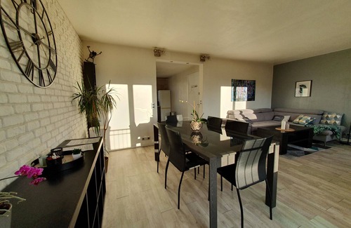 Coteaux Ouest Apartment | Clock apartment near quai de Seine and di center