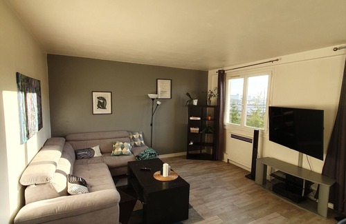 Coteaux Ouest Apartment | Clock apartment near quai de Seine and di center