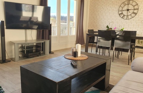 Coteaux Ouest Apartment | Clock apartment near quai de Seine and di center