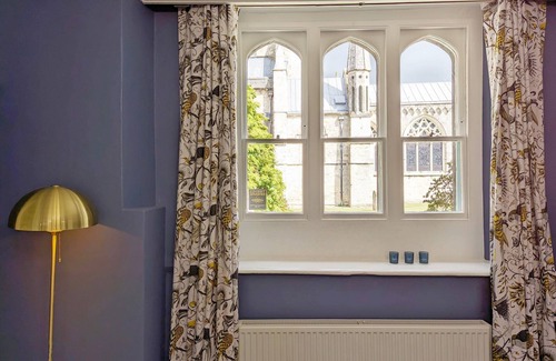 Chichester Cottage | Cloisters Cottage - a cottage that sleeps 6 guests in 3 bedrooms