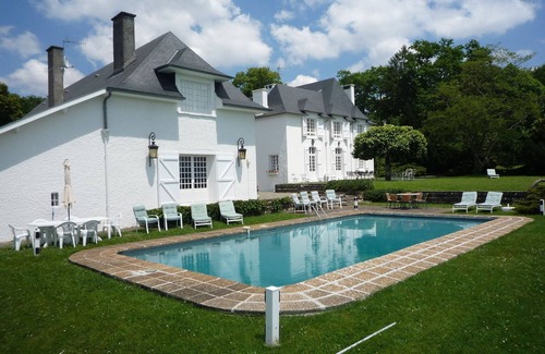 Jurancon House | Clos Mirabel Idyllic C18 Manor House B&B or Whole House + pool sleeps 10+ PAU
