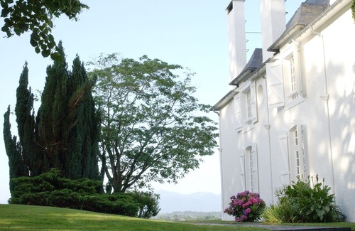 Jurancon House | Clos Mirabel Idyllic C18 Manor House B&B or Whole House + pool sleeps 10+ PAU