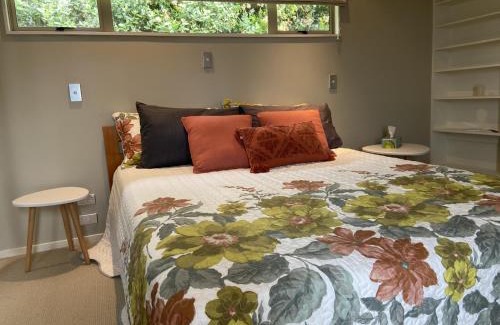 Te Atatu South Apartment | Close motorway, free breakfast, Fabulous views, selfcontained