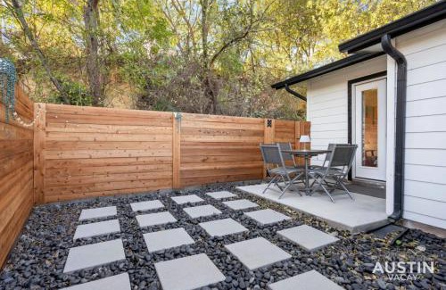 Barton Hills Apartment | Close to Barton Springs and Zilker w King BR and Patio