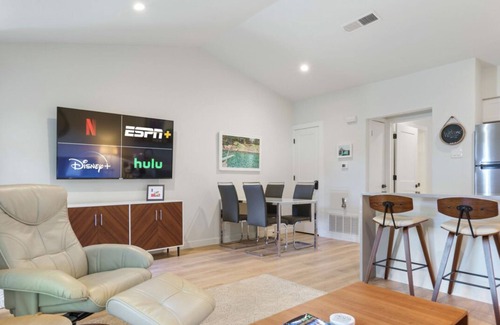 Barton Hills Apartment | Close to Barton Springs + Zilker | King BR + Patio
