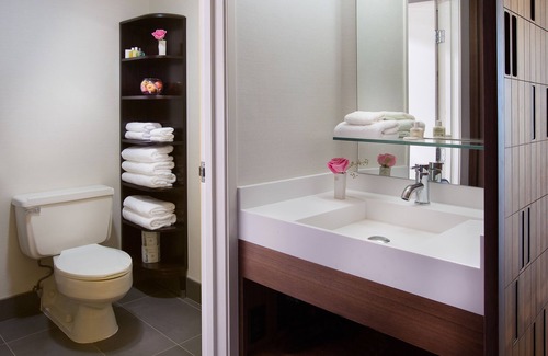 Wilburton Hotel | Close to Best Coffee Shops Perfect for Your Relaxing Stay! Onsite Parking, Pool