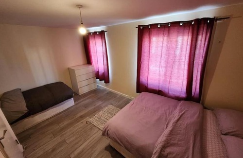 Evelyn House | Close To Central London - 4 Bedroom House, 9 beds, Sleeps 16, Free parking