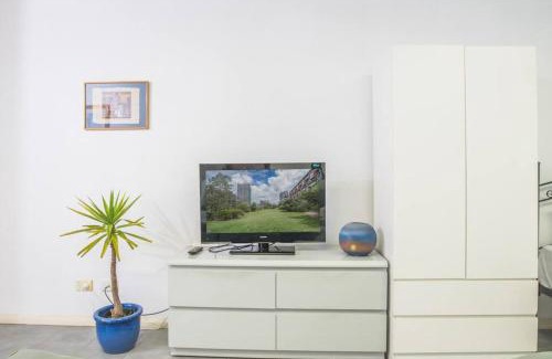Waterloo Apartment | Close to city Peaceful studio at Waterloo wifi Parking