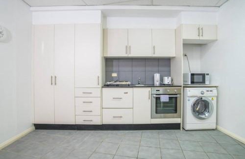 Waterloo Apartment | Close to city Peaceful studio at Waterloo wifi Parking