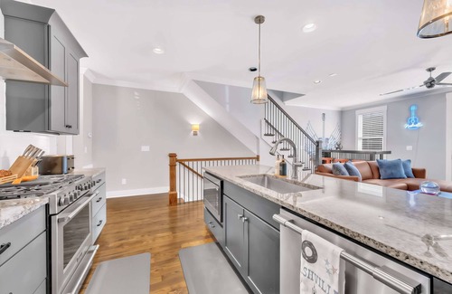 Eighth Avenue House | Close to DT Game Garage Bar Large Living Room