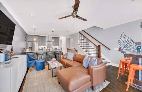 Eighth Avenue House | Close to DT Game Garage Bar Large Living Room