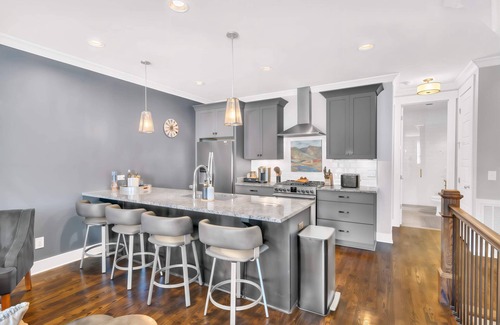Eighth Avenue House | Close to DT Game Garage Bar Large Living Room