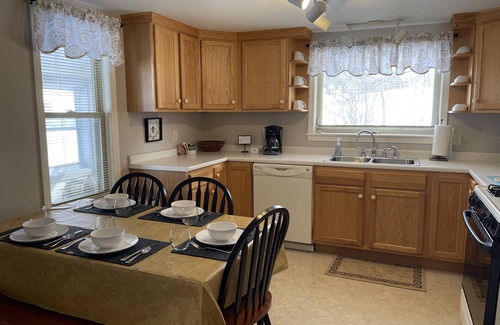 Rangeley Cottage | Close to Everything, Cozy Cottage for up to 6, Cleanest in Rangeley!