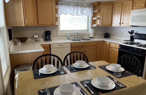 Rangeley Cottage | Close to Everything, Cozy Cottage for up to 6, Cleanest in Rangeley!