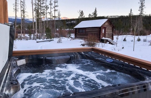 Fraser Cabin | Close to everything, feels like you're a world away
