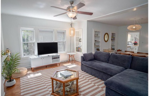 Mahncke Park House | Close to Famous Attractions with Hot Tub and Fire Pit