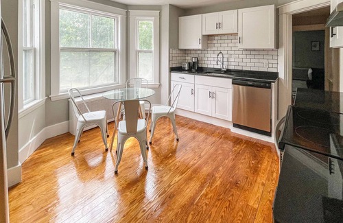 Hampton Apartment | Close to local Beaches and Downtown.