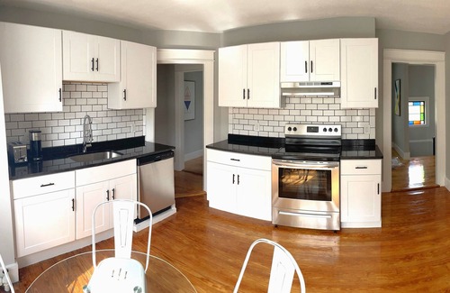 Hampton Apartment | Close to local Beaches and Downtown.