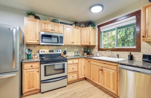 Rhododendron Cabin | Close to Mt Hood Skibowl: Retro Rhododendron Cabin