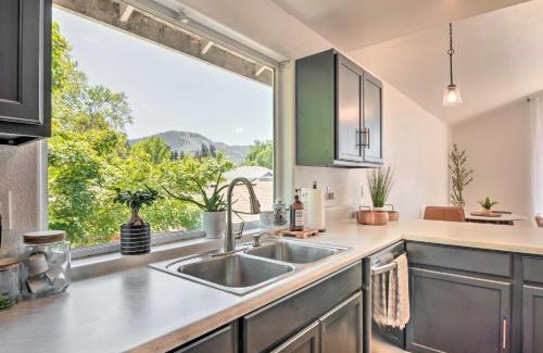 Grants Pass Apartment | Close to Parks and Brews Sunny Grants Pass Apt!