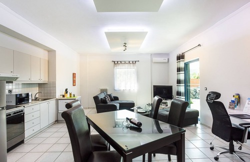 Houdetsi Villa | Close to Sandy Beach & Walking distance to Amenities
