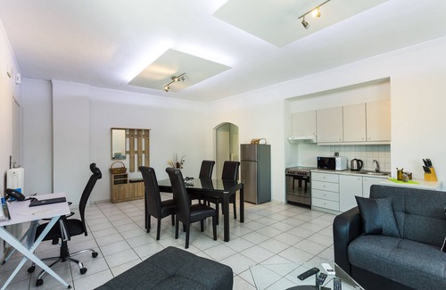 Houdetsi Villa | Close to Sandy Beach & Walking distance to Amenities