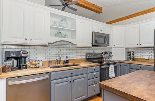 Corinth House | Close to the Ark! Incredible views on 10 private acres w/firepits!