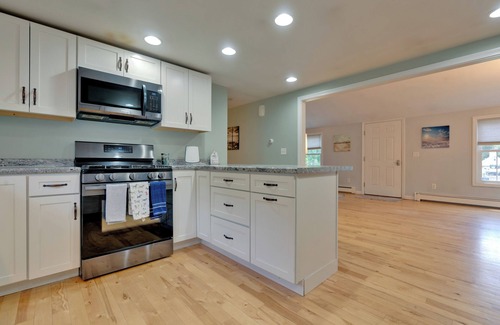 Wells House | Close to the beach. Private Fenced in Yard for your pup. Shared Hot Tub