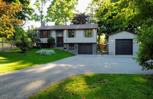 Barrie House | Close to the best of Barrie! The waterfront is mere minutes away!